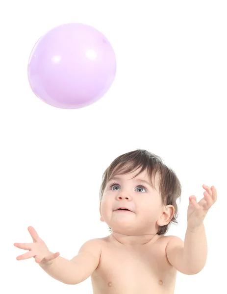 Baby hrát a snaží se chytit balon — Stock fotografie