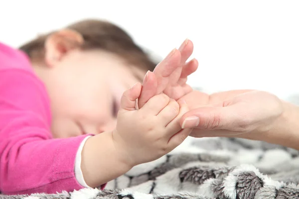 眠っている赤ちゃんは母親の手を取る — ストック写真