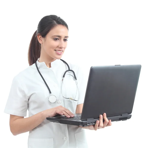 Schöne Krankenschwester tippt in einen Laptop — Stockfoto