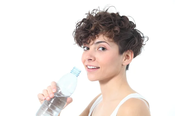 Schöne Frau lächelt mit einer Flasche Süßwasser — Stockfoto