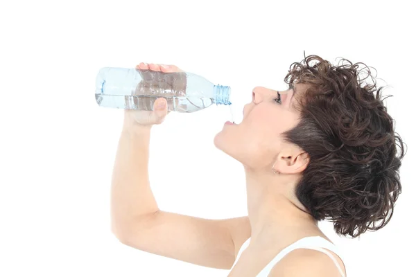 Donna che beve acqua da una bottiglia di plastica — Foto Stock