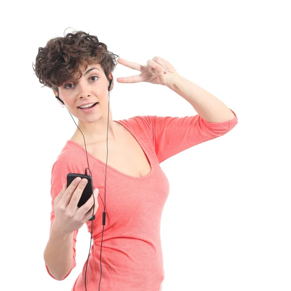 Mulher bonita ouvindo a música com fones de ouvido e dança — Fotografia de Stock