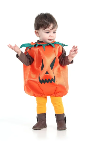 Bebé con un disfraz de calabaza de halloween — Foto de Stock