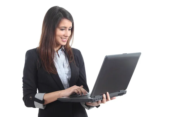 Mulher de negócios bonita de pé digitando em um laptop — Fotografia de Stock