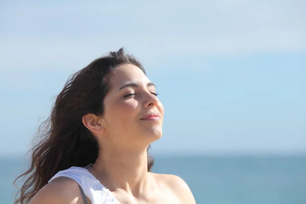 Mooi meisje ademhaling op het strand — Stockfoto