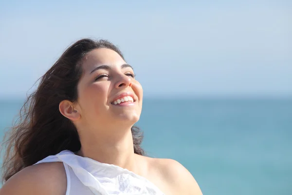 Девушка улыбается на пляже — стоковое фото