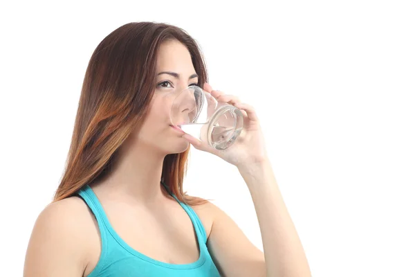 Женщина пьет воду из стакана — стоковое фото