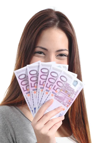 Frau hält Fünfhundert-Euro-Scheine in der Hand und zeigt sie — Stockfoto