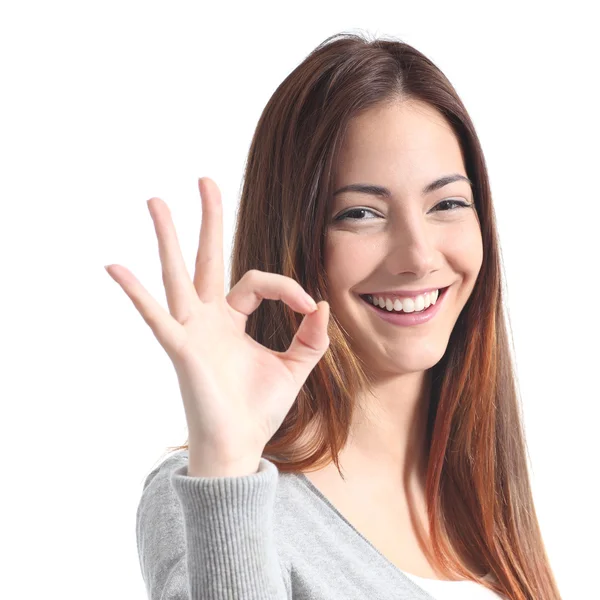 Schöne Frau macht ok Geste — Stockfoto