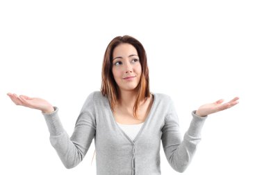omuzlarında shrugging bir şüphe ile güzel bir kadın