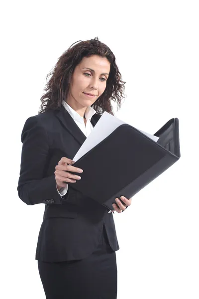 Mooie volwassen zakenvrouw lezen van een verslag — Stockfoto
