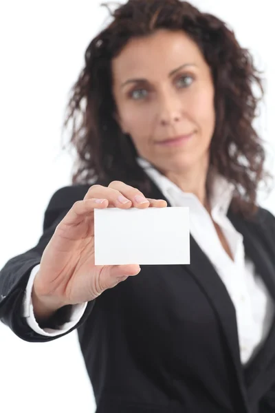 Mooie volwassen zakenvrouw tonen van een blanco visitekaartje — Stockfoto