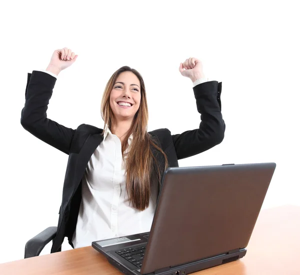 Mujer de negocios eufórica en una oficina con un ordenador portátil — Foto de Stock