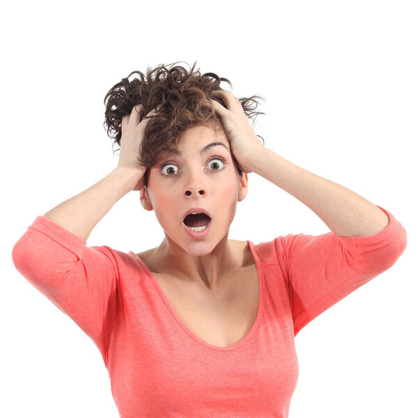 Испуганная женщина с руками на голове и открытым ртом
