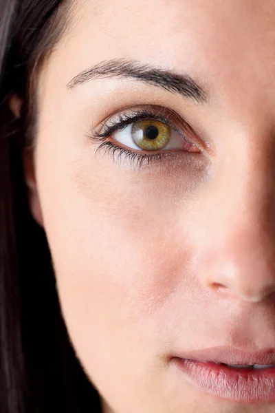 Retrato de metade do rosto de uma mulher bonita com olho verde — Fotografia de Stock