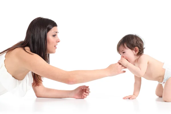 Anne ağlama bebek teselli — Stok fotoğraf