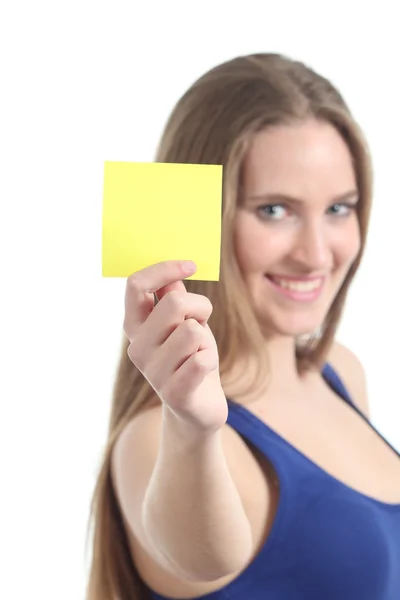 Mulher segurando e mostrando uma nota em branco papel amarelo — Fotografia de Stock