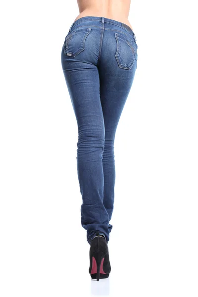 Bakifrån av en lång kvinna poserar med jeans — Stockfoto