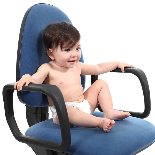 Bebê sentado em uma cadeira de escritório — Fotografia de Stock