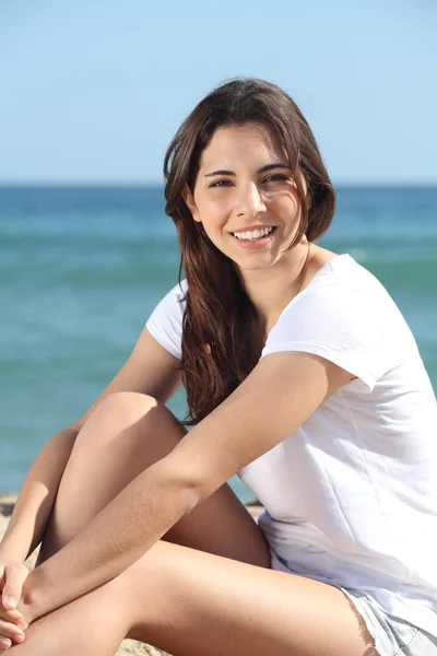 Retrato de uma bela adolescente na praia — Fotografia de Stock