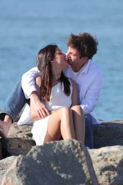 Casal beijando com amor ao lado do mar — Fotografia de Stock