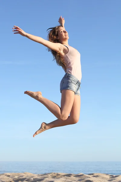 Obzyrszép nő, boldog jumping a strandon — Stock Fotó