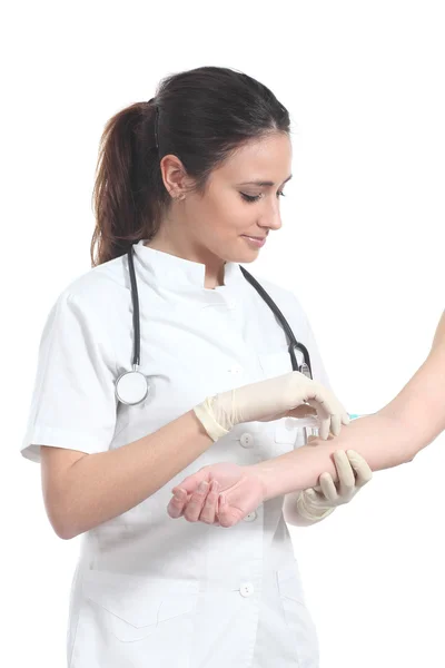 Schöne Krankenschwester gibt eine Injektion — Stockfoto