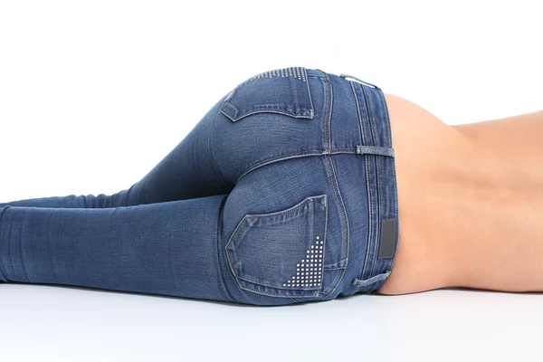 Вид сзади на женский зад в синих джинсах — стоковое фото