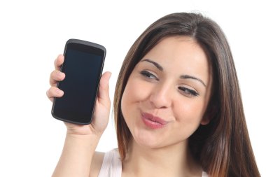 tatlı kadın siyah cep telefonu ekran gösteriliyor