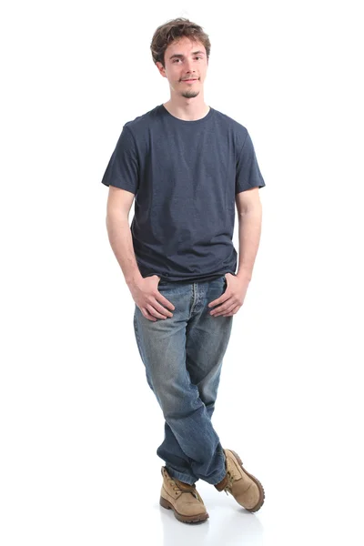 Молодой человек улыбается с руками в карманах — стоковое фото