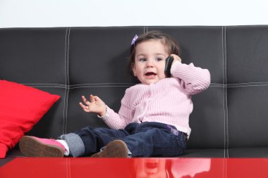 bir cep telefonu ile bir görüşme alarak rahat bebek