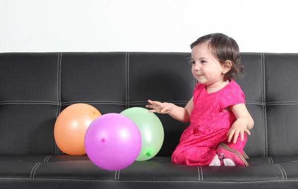 Baby glada spelar med ballonger — Stockfoto