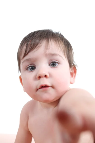 Bebê olhando e apontando para a câmera — Fotografia de Stock