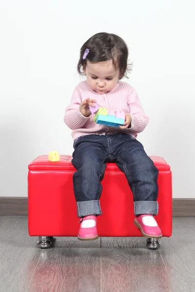Bebek inşaat oyuncaklar ile oynama — Stok fotoğraf