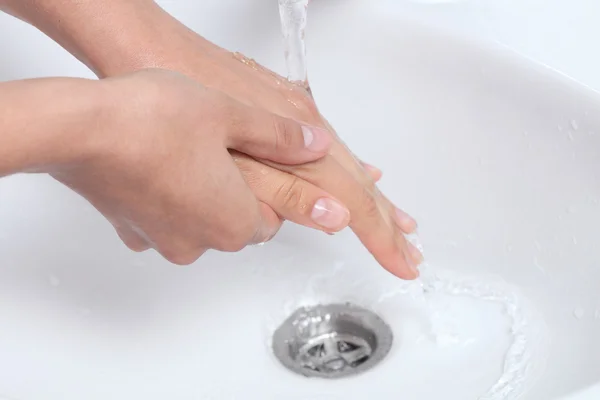 Frau wäscht sich die Hände unter einem Wasserstrahl — Stockfoto