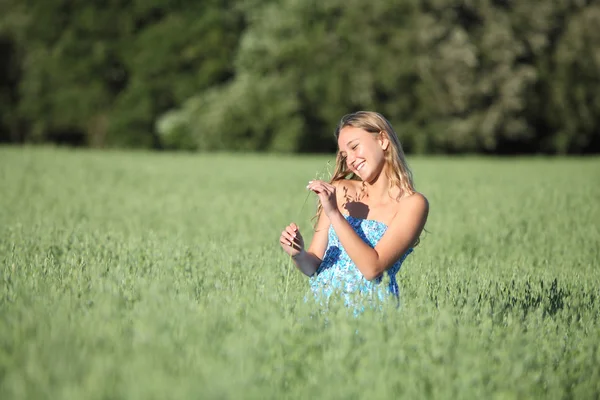 Hermosa chica adolescente tocando un tallo de avena — Foto de Stock