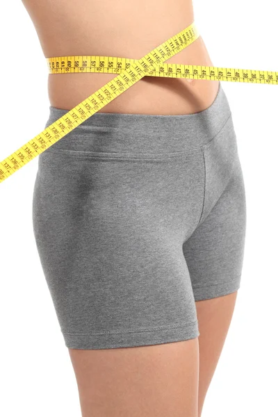 Mulher bonita medindo sua cintura com uma fita métrica — Fotografia de Stock
