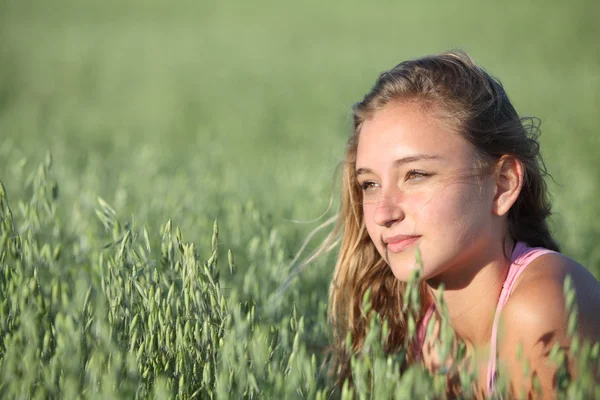 Portrait of a beautiful teenager girl in a oat meadow — Stock Photo, Image