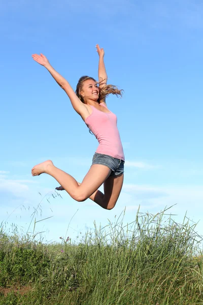Loira adolescente menina pulando feliz na montanha — Fotografia de Stock