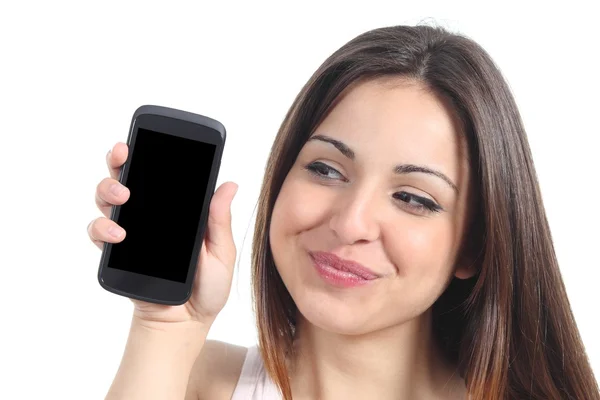 Zoete vrouw toont een lege mobiele telefoon scherm — Stockfoto