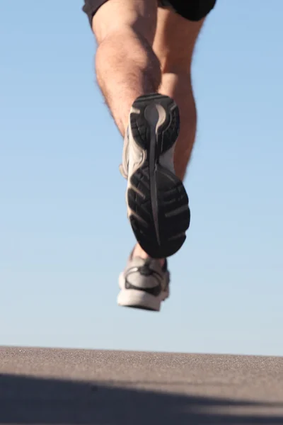 Desfocado esportista pernas correndo no asfalto — Fotografia de Stock