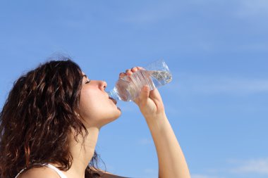 profili bir kadın içme suyu plastik şişe