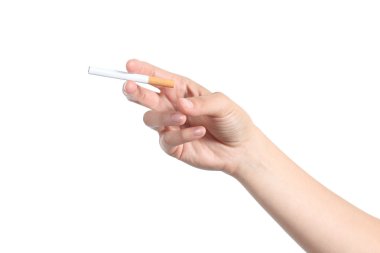 Sigara tutan bir kadın.