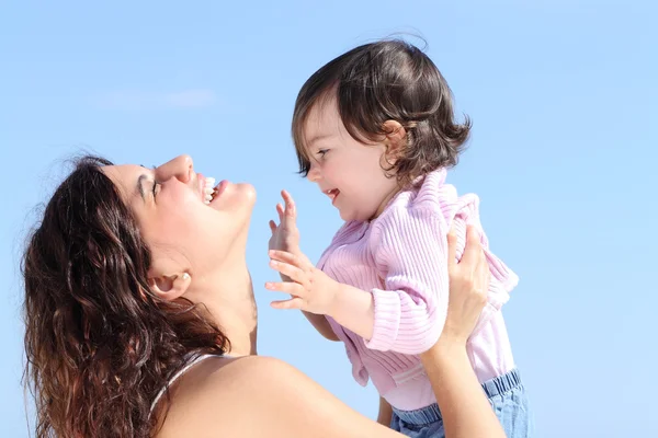 Attraktiva mamma höja hennes dotter och spela tillsammans — Stockfoto