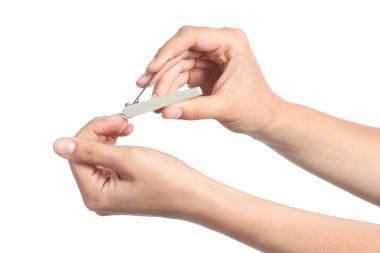 kadın el tırnakları kesmek için tırnak kırpma makası kullanarak