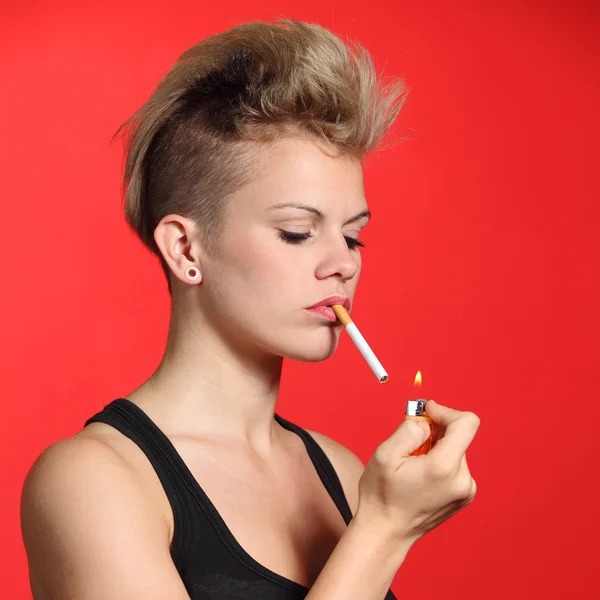 Mode kvinna tända en cigarett — Stockfoto