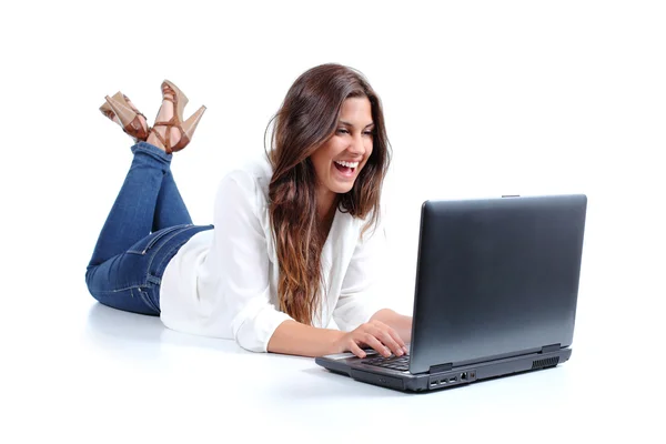 Aantrekkelijke vrouw liggen gelukkig in haar laptop doorbladeren — Stockfoto