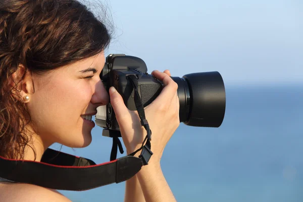 Ελκυστική γυναίκα λαμβάνοντας μια φωτογραφία με τη φωτογραφική της μηχανή — Φωτογραφία Αρχείου