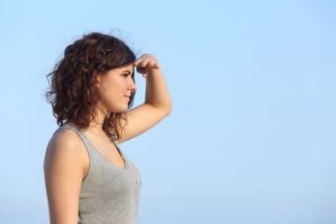 çekici bir kadın alin el ile ileriye