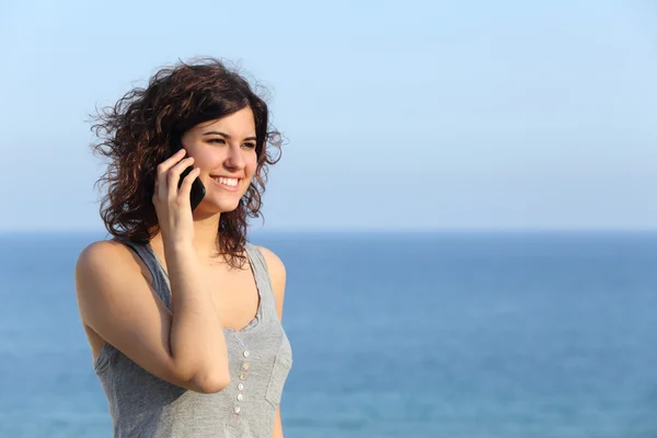 백그라운드에서 바다와 함께 휴대 전화에 대 한 얘기는 아름 다운 여자 — 스톡 사진